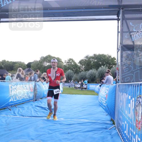 25.08.2024 - Elbe Triathlon Hamburg H.Heesch http://msf.ph/oto/6847075 25.08.2024 10:40:56 Ziel 242, 243 meine-sportfotos.de