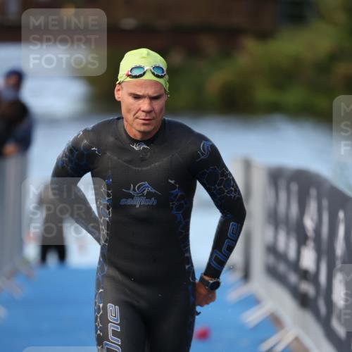 25.08.2024 - Elbe Triathlon Hamburg H.Heesch http://msf.ph/oto/6847077 25.08.2024 08:50:27 Schwimmen 118, 127, 155, 330 meine-sportfotos.de