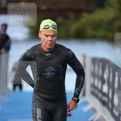 25.08.2024 - Elbe Triathlon Hamburg H.Heesch http://msf.ph/oto/6847081 25.08.2024 08:50:27 Schwimmen 118, 127, 155, 330 meine-sportfotos.de
