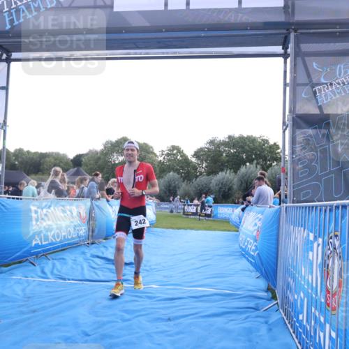 25.08.2024 - Elbe Triathlon Hamburg H.Heesch http://msf.ph/oto/6847082 25.08.2024 10:40:56 Ziel 242, 243 meine-sportfotos.de