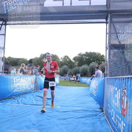 25.08.2024 - Elbe Triathlon Hamburg H.Heesch http://msf.ph/oto/6847086 25.08.2024 10:40:56 Ziel 242, 243 meine-sportfotos.de