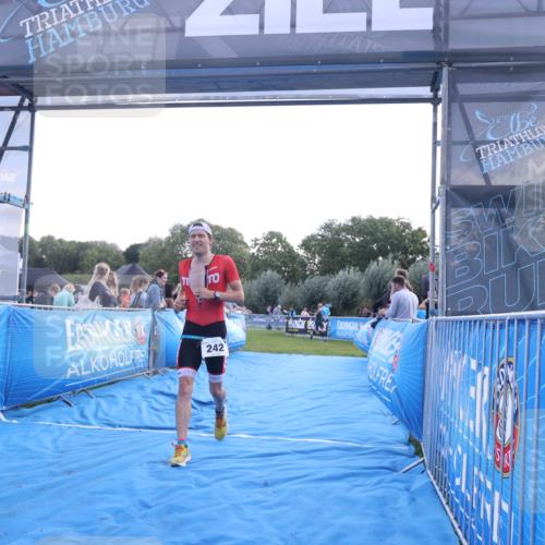 25.08.2024 - Elbe Triathlon Hamburg H.Heesch http://msf.ph/oto/6847094 25.08.2024 10:40:56 Ziel 242, 243 meine-sportfotos.de