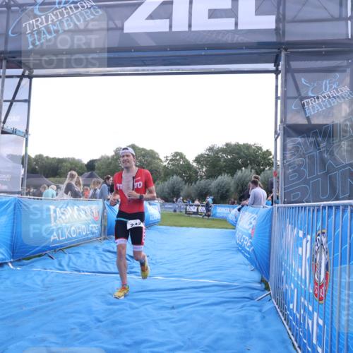 25.08.2024 - Elbe Triathlon Hamburg H.Heesch http://msf.ph/oto/6847096 25.08.2024 10:40:56 Ziel 242, 243 meine-sportfotos.de