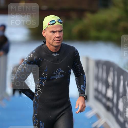 25.08.2024 - Elbe Triathlon Hamburg H.Heesch http://msf.ph/oto/6847099 25.08.2024 08:50:27 Schwimmen 118, 127, 155, 330 meine-sportfotos.de