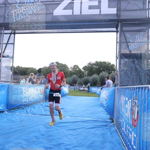 25.08.2024 - Elbe Triathlon Hamburg H.Heesch http://msf.ph/oto/6847105 25.08.2024 10:40:56 Ziel 242, 243 meine-sportfotos.de