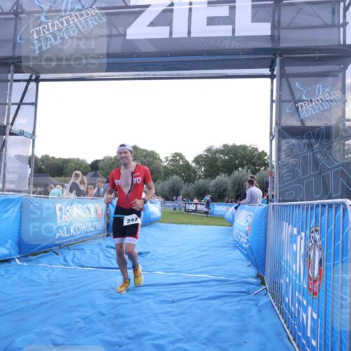 25.08.2024 - Elbe Triathlon Hamburg H.Heesch http://msf.ph/oto/6847112 25.08.2024 10:40:56 Ziel 242, 243 meine-sportfotos.de