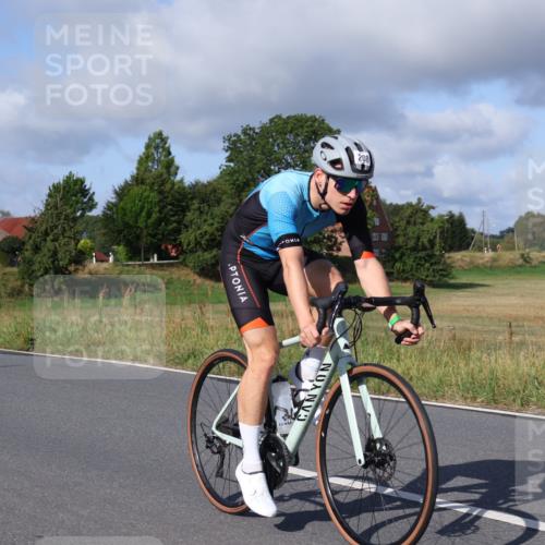 25.08.2024 - Elbe Triathlon Hamburg Fuchs,  Jonas http://msf.ph/oto/6847504 25.08.2024 09:51:51 Radfahren 477, 208, 331, 529, 126 meine-sportfotos.de