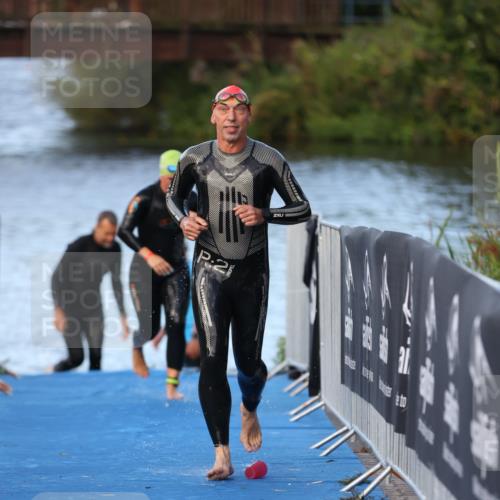 25.08.2024 - Elbe Triathlon Hamburg H.Heesch http://msf.ph/oto/6847565 25.08.2024 08:52:27 Schwimmen 128, 156 meine-sportfotos.de