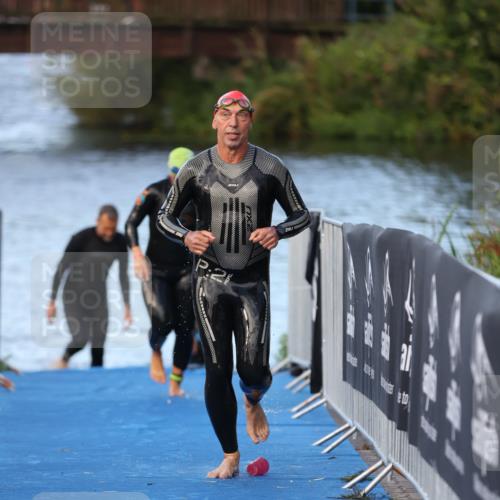25.08.2024 - Elbe Triathlon Hamburg H.Heesch http://msf.ph/oto/6847577 25.08.2024 08:52:27 Schwimmen 128, 156 meine-sportfotos.de