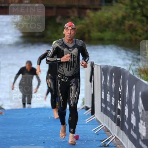 25.08.2024 - Elbe Triathlon Hamburg H.Heesch http://msf.ph/oto/6847602 25.08.2024 08:52:27 Schwimmen 128, 156 meine-sportfotos.de