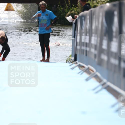 25.08.2024 - Elbe Triathlon Hamburg H.Heesch http://msf.ph/oto/6847826 25.08.2024 15:04:34 Schwimmen  meine-sportfotos.de