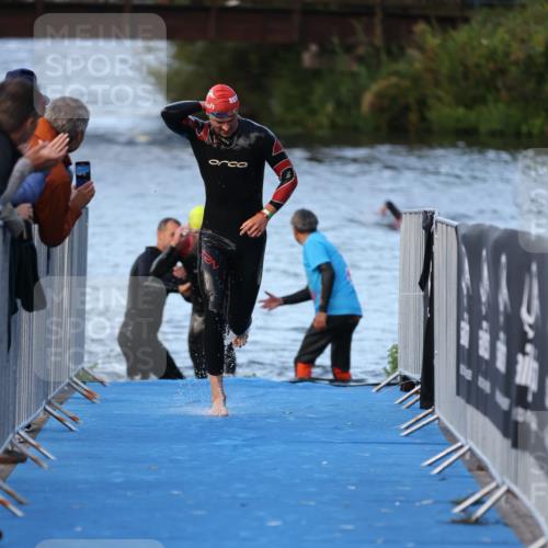 25.08.2024 - Elbe Triathlon Hamburg H.Heesch http://msf.ph/oto/6847852 25.08.2024 08:54:07 Schwimmen 207, 239 meine-sportfotos.de