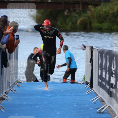 25.08.2024 - Elbe Triathlon Hamburg H.Heesch http://msf.ph/oto/6847862 25.08.2024 08:54:07 Schwimmen 207, 239 meine-sportfotos.de
