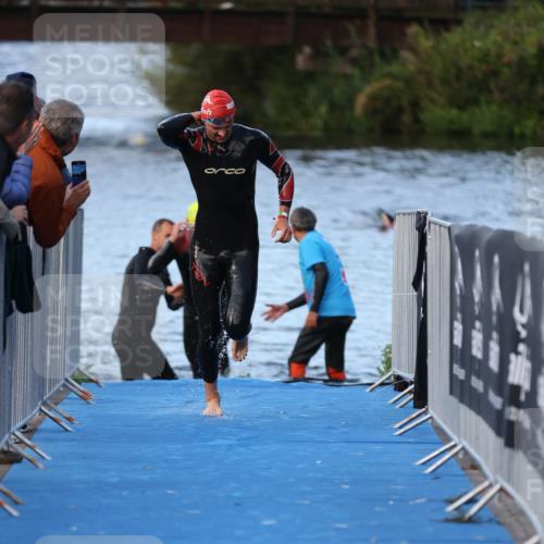 25.08.2024 - Elbe Triathlon Hamburg H.Heesch http://msf.ph/oto/6847866 25.08.2024 08:54:07 Schwimmen 207, 239 meine-sportfotos.de