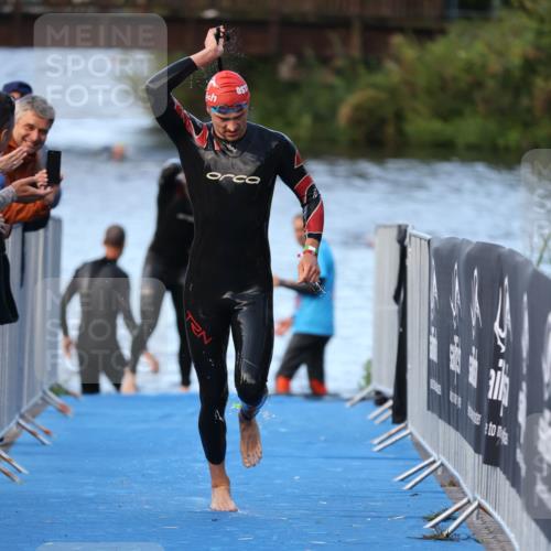 25.08.2024 - Elbe Triathlon Hamburg H.Heesch http://msf.ph/oto/6847878 25.08.2024 08:54:08 Schwimmen 207, 239 meine-sportfotos.de