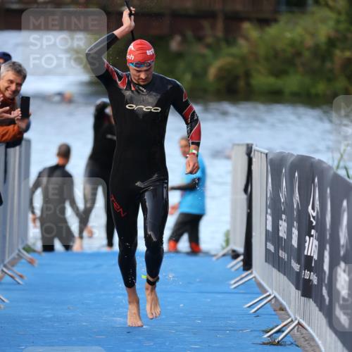 25.08.2024 - Elbe Triathlon Hamburg H.Heesch http://msf.ph/oto/6847883 25.08.2024 08:54:08 Schwimmen 207, 239 meine-sportfotos.de