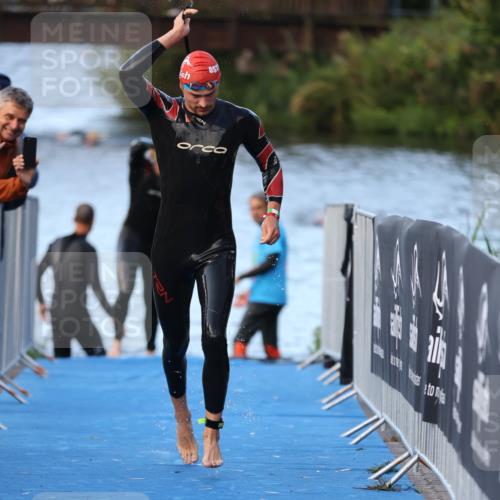 25.08.2024 - Elbe Triathlon Hamburg H.Heesch http://msf.ph/oto/6847889 25.08.2024 08:54:08 Schwimmen 207, 239 meine-sportfotos.de