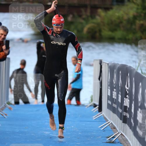 25.08.2024 - Elbe Triathlon Hamburg H.Heesch http://msf.ph/oto/6847899 25.08.2024 08:54:08 Schwimmen 207, 239 meine-sportfotos.de