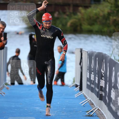 25.08.2024 - Elbe Triathlon Hamburg H.Heesch http://msf.ph/oto/6847905 25.08.2024 08:54:08 Schwimmen 207, 239 meine-sportfotos.de