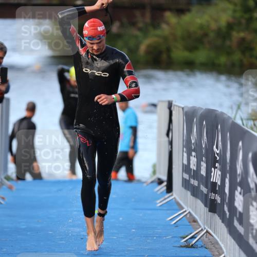 25.08.2024 - Elbe Triathlon Hamburg H.Heesch http://msf.ph/oto/6847911 25.08.2024 08:54:09 Schwimmen 207, 239 meine-sportfotos.de