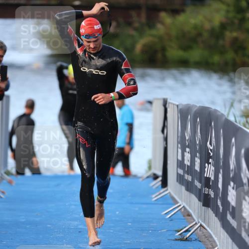25.08.2024 - Elbe Triathlon Hamburg H.Heesch http://msf.ph/oto/6847916 25.08.2024 08:54:09 Schwimmen 207, 239 meine-sportfotos.de