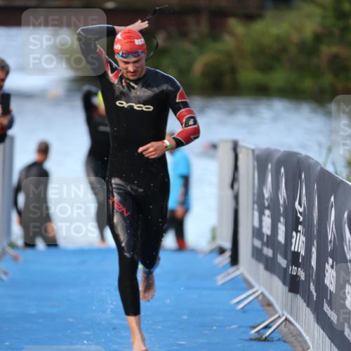 25.08.2024 - Elbe Triathlon Hamburg H.Heesch http://msf.ph/oto/6847920 25.08.2024 08:54:09 Schwimmen 207, 239 meine-sportfotos.de