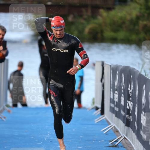 25.08.2024 - Elbe Triathlon Hamburg H.Heesch http://msf.ph/oto/6847928 25.08.2024 08:54:09 Schwimmen 207, 239 meine-sportfotos.de