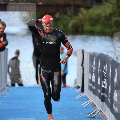 25.08.2024 - Elbe Triathlon Hamburg H.Heesch http://msf.ph/oto/6847933 25.08.2024 08:54:09 Schwimmen 207, 239 meine-sportfotos.de
