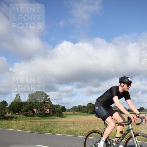 25.08.2024 - Elbe Triathlon Hamburg Fuchs,  Jonas http://msf.ph/oto/6847934 25.08.2024 09:52:37 Radfahren 389, 289, 426, 527, 309 meine-sportfotos.de
