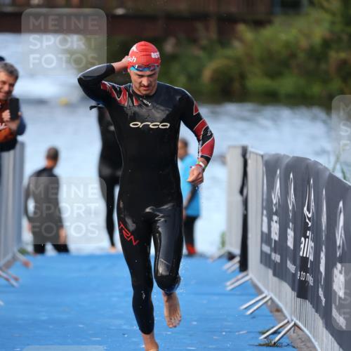 25.08.2024 - Elbe Triathlon Hamburg H.Heesch http://msf.ph/oto/6847940 25.08.2024 08:54:09 Schwimmen 207, 239 meine-sportfotos.de