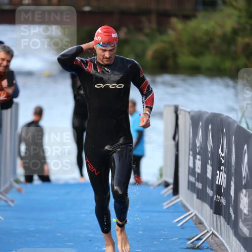 25.08.2024 - Elbe Triathlon Hamburg H.Heesch http://msf.ph/oto/6847946 25.08.2024 08:54:09 Schwimmen 207, 239 meine-sportfotos.de
