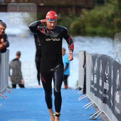 25.08.2024 - Elbe Triathlon Hamburg H.Heesch http://msf.ph/oto/6847951 25.08.2024 08:54:09 Schwimmen 207, 239 meine-sportfotos.de
