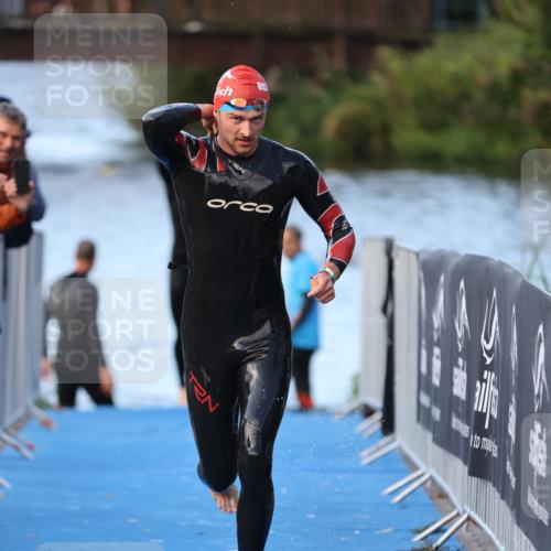 25.08.2024 - Elbe Triathlon Hamburg H.Heesch http://msf.ph/oto/6847955 25.08.2024 08:54:09 Schwimmen 207, 239 meine-sportfotos.de