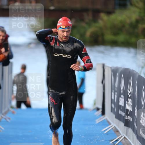 25.08.2024 - Elbe Triathlon Hamburg H.Heesch http://msf.ph/oto/6847963 25.08.2024 08:54:09 Schwimmen 207, 239 meine-sportfotos.de