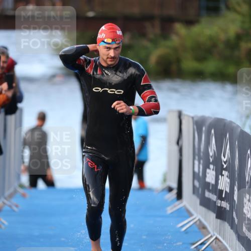 25.08.2024 - Elbe Triathlon Hamburg H.Heesch http://msf.ph/oto/6847969 25.08.2024 08:54:09 Schwimmen 207, 239 meine-sportfotos.de