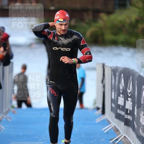25.08.2024 - Elbe Triathlon Hamburg H.Heesch http://msf.ph/oto/6847975 25.08.2024 08:54:09 Schwimmen 207, 239 meine-sportfotos.de