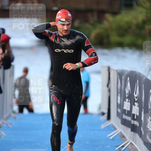 25.08.2024 - Elbe Triathlon Hamburg H.Heesch http://msf.ph/oto/6847981 25.08.2024 08:54:09 Schwimmen 207, 239 meine-sportfotos.de