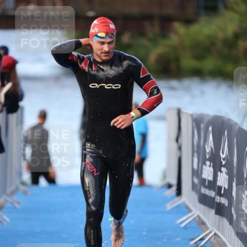 25.08.2024 - Elbe Triathlon Hamburg H.Heesch http://msf.ph/oto/6847984 25.08.2024 08:54:09 Schwimmen 207, 239 meine-sportfotos.de
