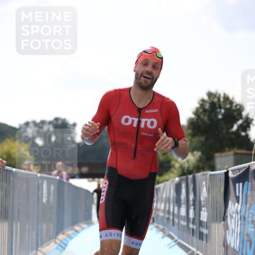25.08.2024 - Elbe Triathlon Hamburg H.Heesch http://msf.ph/oto/6847987 25.08.2024 15:05:04 Schwimmen  meine-sportfotos.de