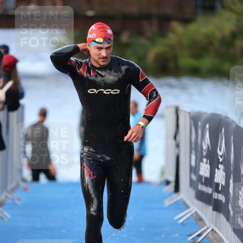 25.08.2024 - Elbe Triathlon Hamburg H.Heesch http://msf.ph/oto/6847989 25.08.2024 08:54:09 Schwimmen 207, 239 meine-sportfotos.de