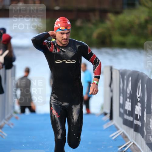 25.08.2024 - Elbe Triathlon Hamburg H.Heesch http://msf.ph/oto/6847995 25.08.2024 08:54:09 Schwimmen 207, 239 meine-sportfotos.de