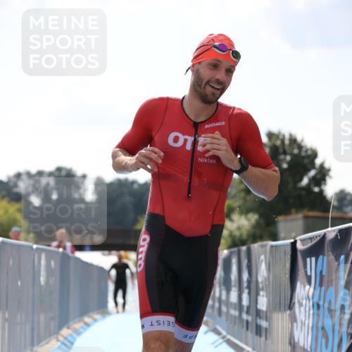 25.08.2024 - Elbe Triathlon Hamburg H.Heesch http://msf.ph/oto/6847998 25.08.2024 15:05:05 Schwimmen  meine-sportfotos.de