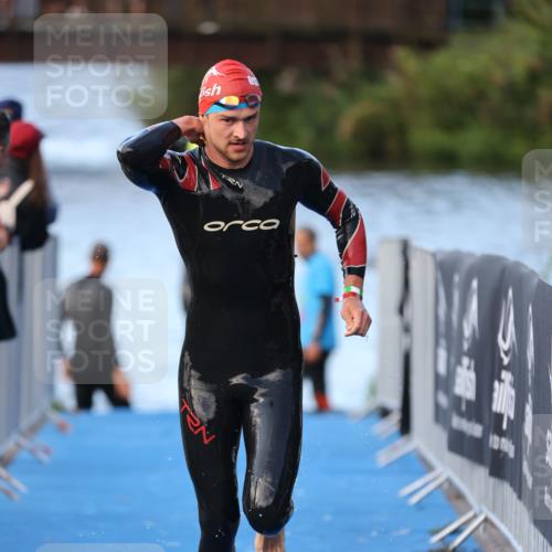 25.08.2024 - Elbe Triathlon Hamburg H.Heesch http://msf.ph/oto/6848003 25.08.2024 08:54:09 Schwimmen 207, 239 meine-sportfotos.de