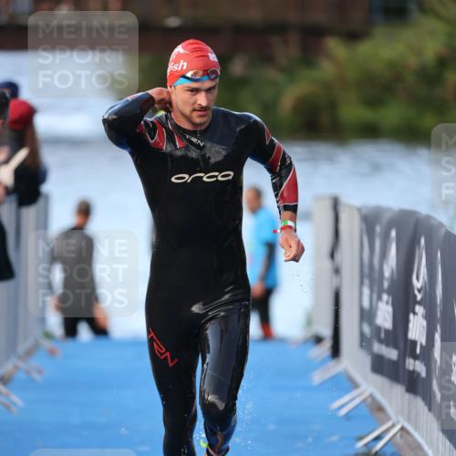 25.08.2024 - Elbe Triathlon Hamburg H.Heesch http://msf.ph/oto/6848008 25.08.2024 08:54:10 Schwimmen 207, 239 meine-sportfotos.de