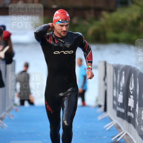 25.08.2024 - Elbe Triathlon Hamburg H.Heesch http://msf.ph/oto/6848016 25.08.2024 08:54:10 Schwimmen 207, 239 meine-sportfotos.de