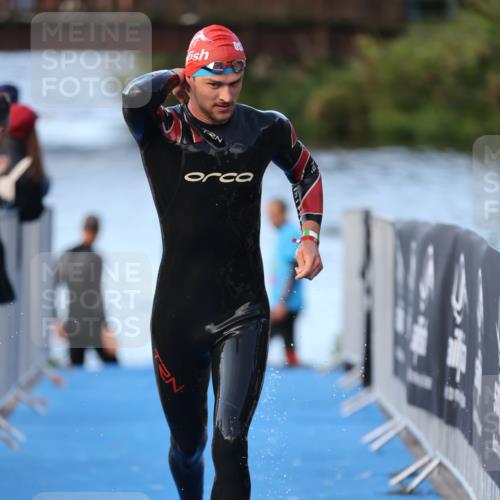 25.08.2024 - Elbe Triathlon Hamburg H.Heesch http://msf.ph/oto/6848023 25.08.2024 08:54:10 Schwimmen 207, 239 meine-sportfotos.de
