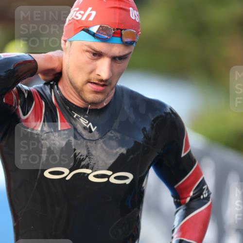 25.08.2024 - Elbe Triathlon Hamburg H.Heesch http://msf.ph/oto/6848074 25.08.2024 08:54:12 Schwimmen 207, 239 meine-sportfotos.de