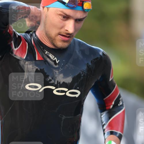 25.08.2024 - Elbe Triathlon Hamburg H.Heesch http://msf.ph/oto/6848089 25.08.2024 08:54:12 Schwimmen 207, 239 meine-sportfotos.de