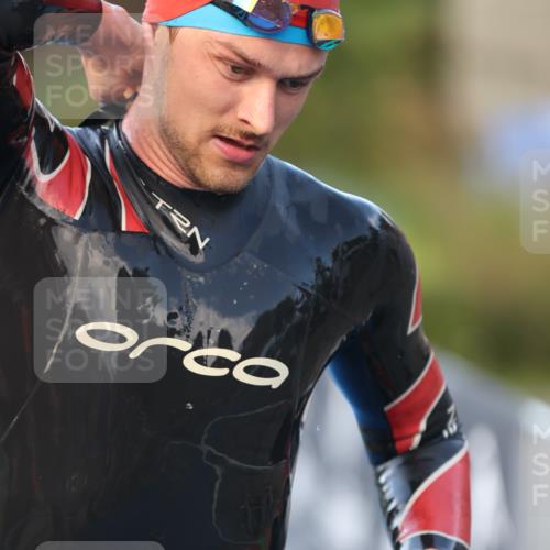 25.08.2024 - Elbe Triathlon Hamburg H.Heesch http://msf.ph/oto/6848101 25.08.2024 08:54:12 Schwimmen 207, 239 meine-sportfotos.de