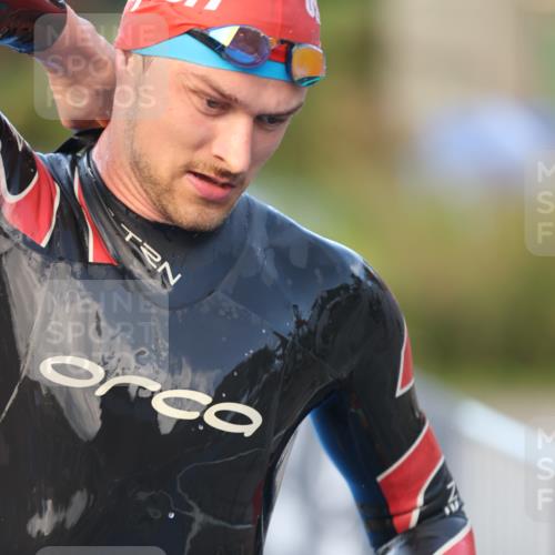 25.08.2024 - Elbe Triathlon Hamburg H.Heesch http://msf.ph/oto/6848107 25.08.2024 08:54:12 Schwimmen 207, 239 meine-sportfotos.de
